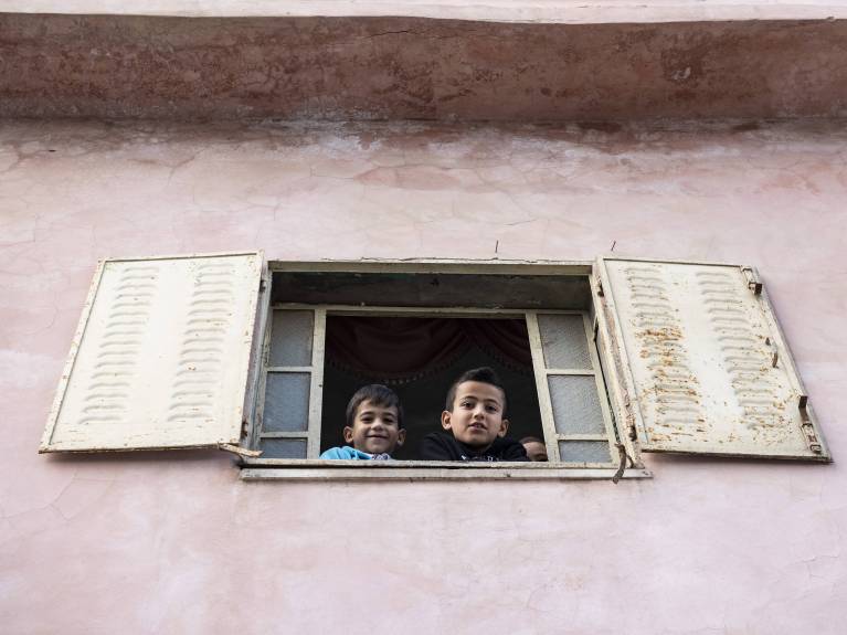 Zwei Kinder gucken aus dem Fenster in Bethlehem