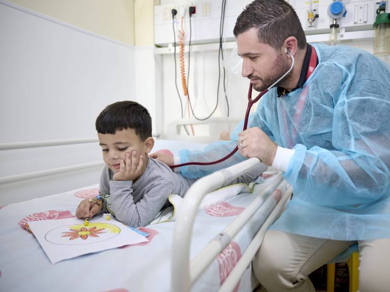 Ein Junge malt im CBH -Klicken Sie hier für mehr Neuigkeiten zum Caritas Baby Hospital