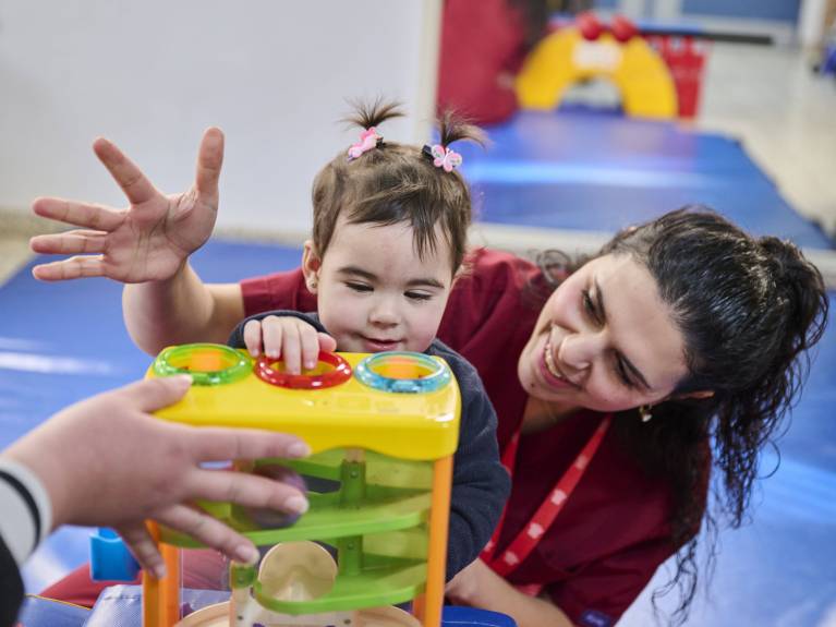 Ein Mädchen bekommt frühkindliche Physiotherapie im Krankenhaus in Bethlehem