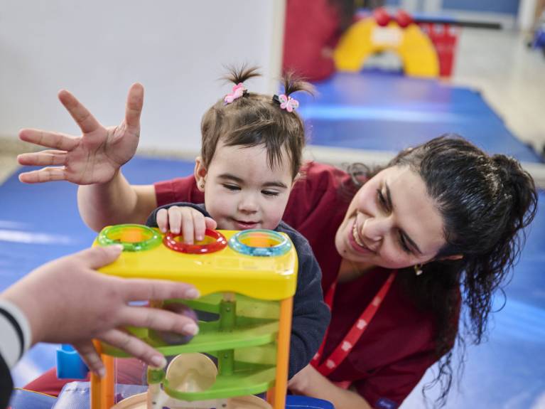 Ein Mädchen bekommen frühkindliche Physiotherapie im Krankenhaus in Bethlehem