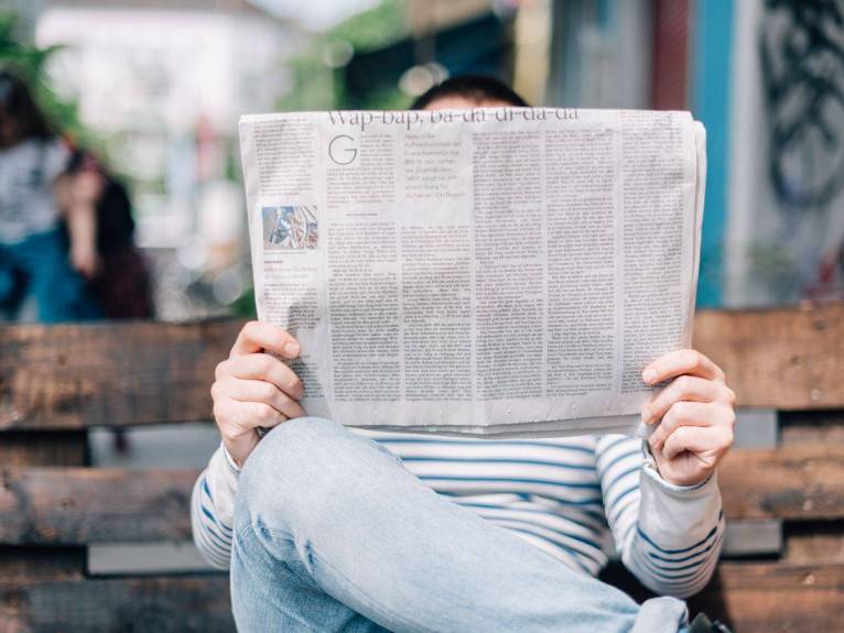 Presse Mann liest Zeitung