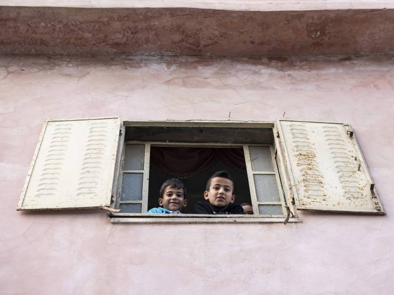 Zwei Kinder gucken aus dem Fenster in Bethlehem
