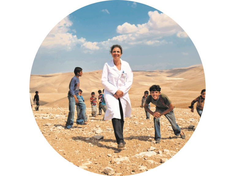 Spenden für Kinder in Palästina - das Bild zeigt eine Sozialarbeiterin aus dem Caritas Baby Hospital, die mit palästinensischen Kindern in Bethlehem spielt