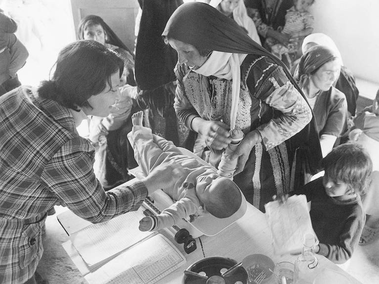 Historisches Bild aus dem Caritas Baby Hospital in schwarz weiß aus den 1950er Jahren