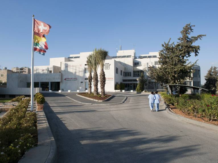 Aussenansicht des Caritas Baby Hospitals bei Tag