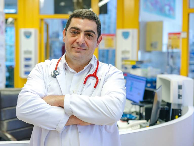 Dr. Ra'fat Allawi ist seit 2023 Chefarzt des Caritas Baby Hospitals