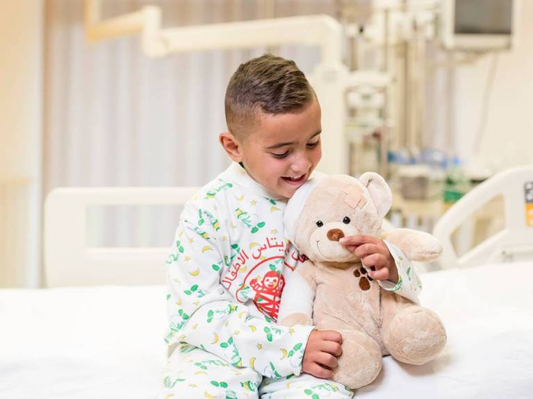 Spenden für die Kinderhilfe Bethlehem Ein kleiner Junge hält seinen Teddybär