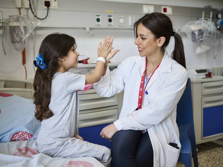 Eine Sozialarbeiterin schlägt mit einer Patientin ein