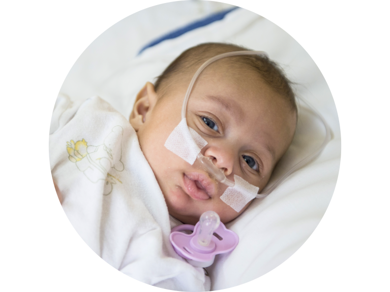 Spenden für Kinder in Palästina - das Bild zeigt ein Baby im Caritas Baby Hospital, das medizinisch versorgt wird