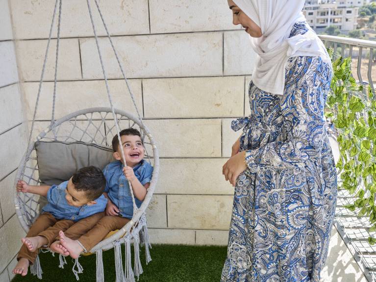 Aser mit seinem Bruder zu Hause Zu Hause kann Aser (2 Jahre) wieder mit seinem Zwillingsbruder Adam spielen und raufen. © Meinrad Schade/KHB