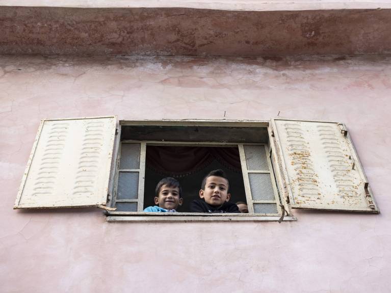 Zwei Kinder gucken aus dem Fenster in Bethlehem