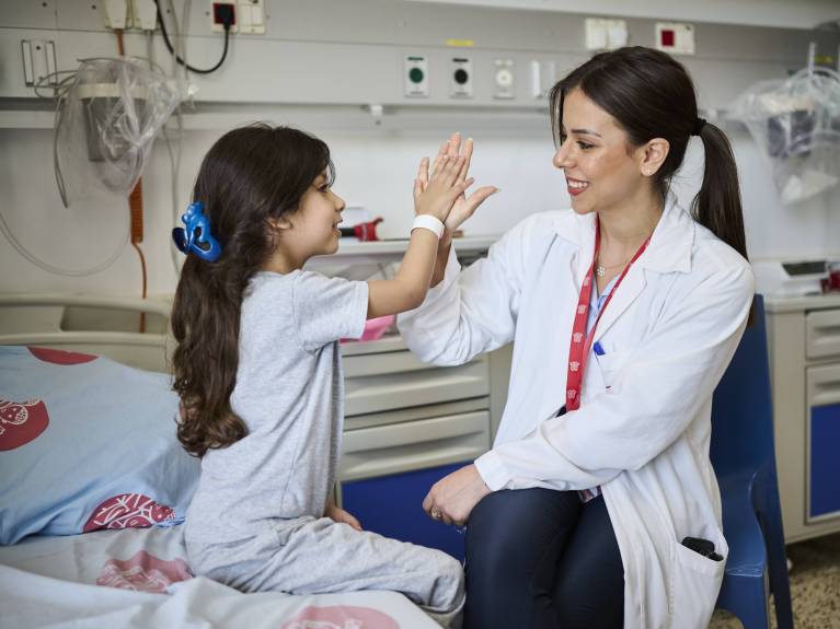Eine Sozialarbeiterin im Gespräch mit einer Patientin_copyright KHB Eine Sozialarbeiterin schlägt mit einer Patientin ein