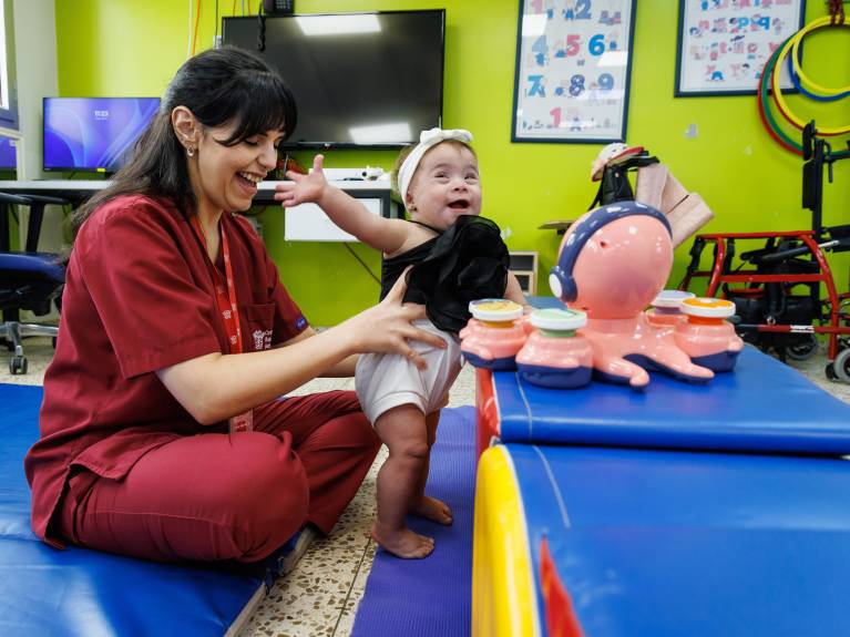 Karmel hat Spaß bei der Physiotherapie