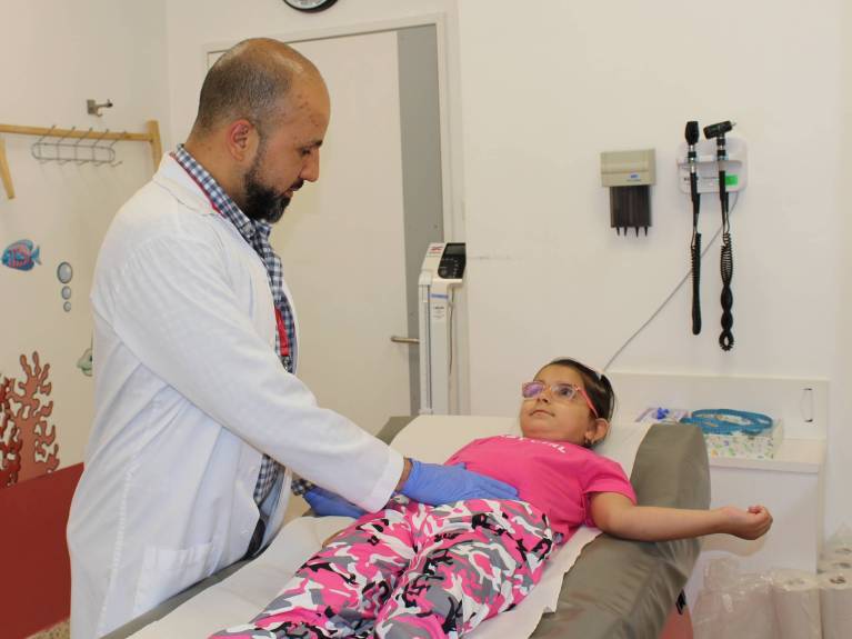 In guten Händen: Dr. Bilal Sarhan untersucht Leen gründlich.