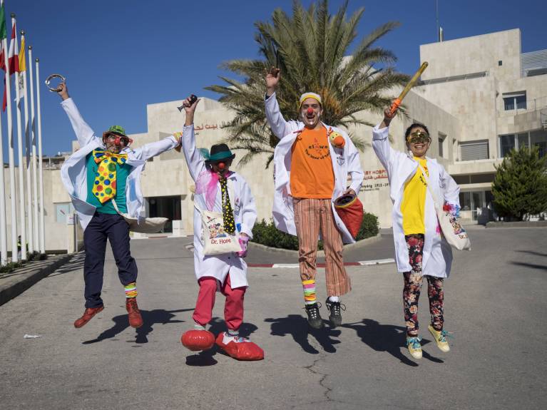 Anlass-Spenden Die Clowns die ab und zu im Kinderkrankenhaus die Kinder bespaßen hüpfen vor dem Caritas Baby Hospital