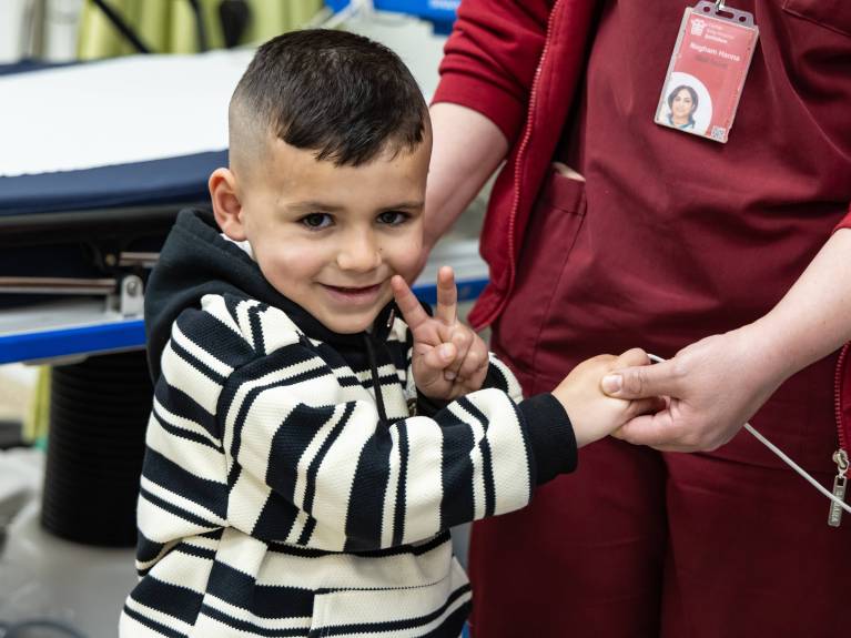 Der kleine Junge Usama fühlt sich in der Kinderklinik wohll