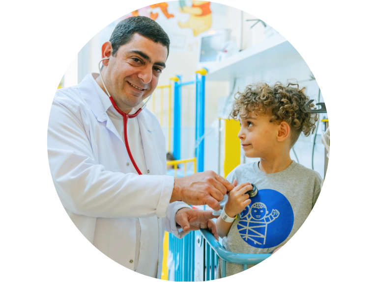 Spenden für Kinder in Palästina - auf dem Bild sieht man den Chefarzt der einen kleinen Patienten im Caritas Baby Hospital untersucht, wenn man auf das Bild klickt kommt man zur Übersichtsseite "Wer wir sind"