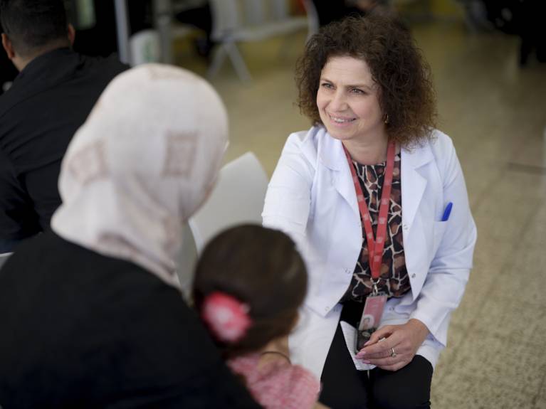 Lina Rahil ist die Leiterin des Sozialdienstes und setzt sich für alle Kinder ein Lina Rahil ist die rettende Kraft in dieser Weihnachtsreportage