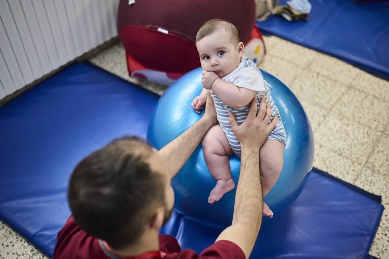 Heidehof Stiftung unterstützt Physiotherapie im Caritas Baby Hospital Heidehof Stiftung unterstützt Physiotherapie im Caritas Baby Hospital