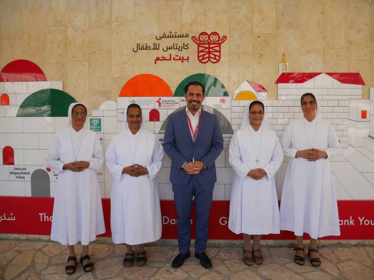 Vier indische Schwestern für das Kinderkrankenhaus „Die Präsenz der Schwestern bringt eine besondere Stimmung in unser Kinderkrankenhaus“, stellt Klinikdirektor Issa Bandak fest.